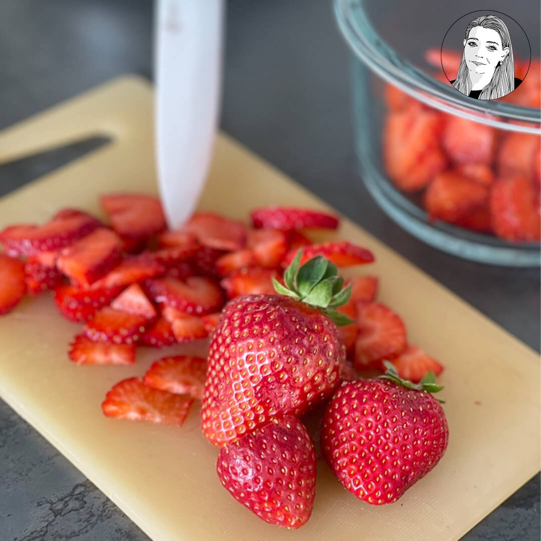 John-Berry Erdbeeren in kleine Stücke schneiden