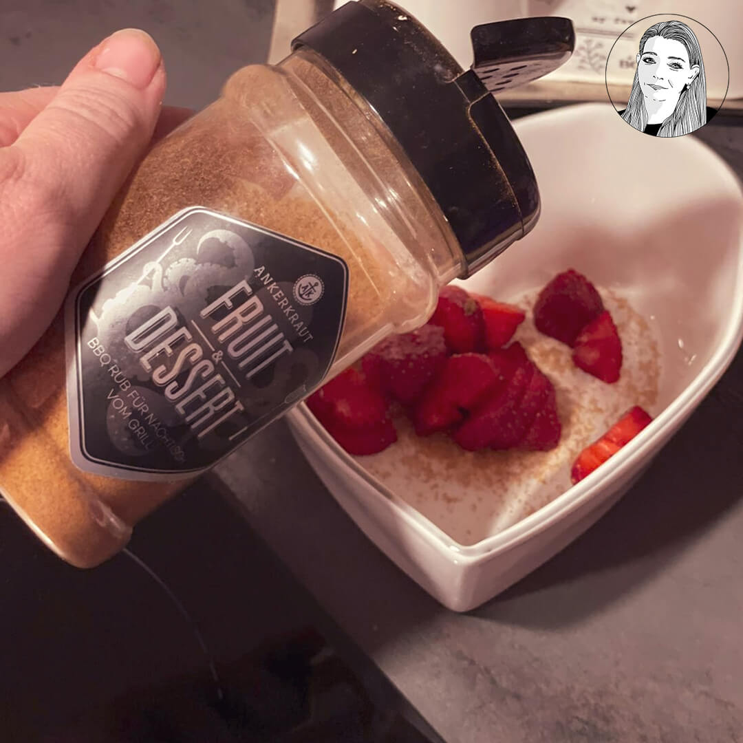 John-Berry Erdbeeren mit Tonkabohnenzucker bestäuben
