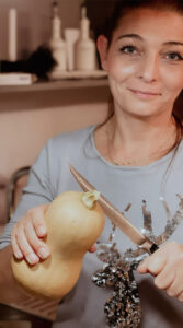Kürbissuppe Einfach Kathrin Kürbis in Hand